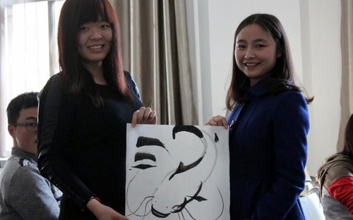 国画课学生展示自己的作品-001 国画课学生展示自己的作品-001