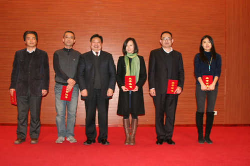 李宇明书记与获得本次报告会一等奖的教师合影 李宇明书记与获得本次报告会一等奖的教师合影