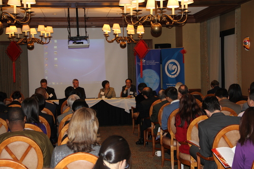 中兴通讯美国公司执行副总裁孙镇平回答来宾提问 中兴通讯美国公司执行副总裁孙镇平回答来宾提问