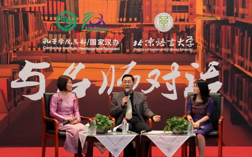 \人文学院程龙副教授(中)、我校泰国籍博士周秀丽(右)、 \人文学院程龙副教授(中)、我校泰国籍博士周秀丽(右)、