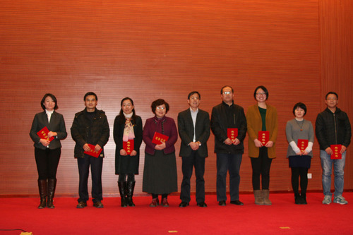 曹志耘副校长与获得本次报告会二等奖的教师合影 曹志耘副校长与获得本次报告会二等奖的教师合影
