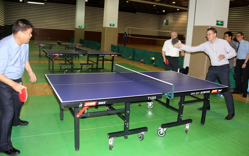 4-欧盟代表与受过专业训练的李校长切磋乒乓球技。 4-欧盟代表与受过专业训练的李校长切磋乒乓球技。