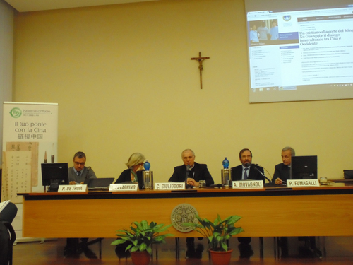 大主教Claudio Giuliodori在会上发言 大主教Claudio Giuliodori在会上发言