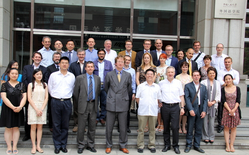 4-欧盟访华团在中国人民大学国际关系学院合影留念。 4-欧盟访华团在中国人民大学国际关系学院合影留念。