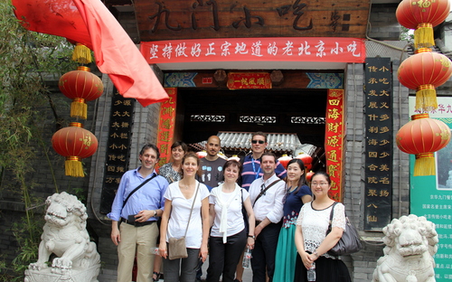 7-欧盟团成员在北京四合院门口留影。 7-欧盟团成员在北京四合院门口留影。