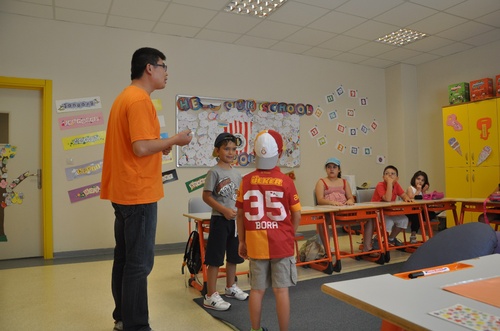 图片一:学生们在做游戏 图片一:学生们在做游戏