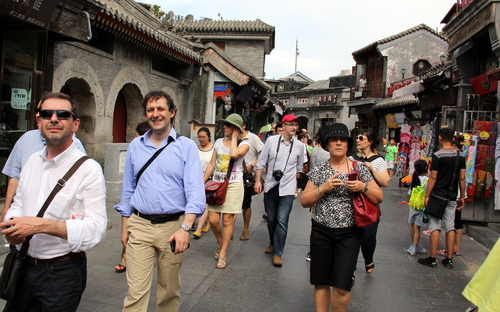 6-欧盟团游览老北京胡同。 6-欧盟团游览老北京胡同。