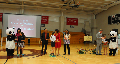 激动人心的剪彩仪式 激动人心的剪彩仪式