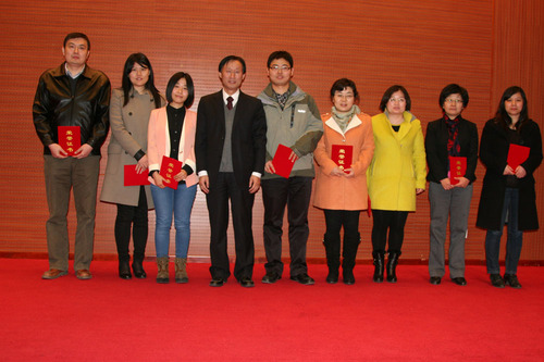 张旺熹教授与获得本次报告会三等奖的教师合影 张旺熹教授与获得本次报告会三等奖的教师合影