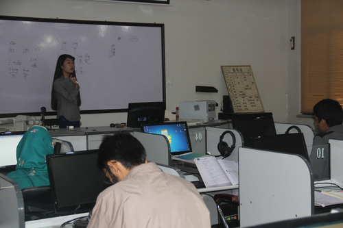 参观伊斯兰堡孔院和国立现代语言大学中文系汉语教学场景 参观伊斯兰堡孔院和国立现代语言大学中文系汉语教学场景