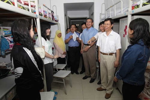 4 学校领导到学生宿舍亲切看望学生 4 学校领导到学生宿舍亲切看望学生