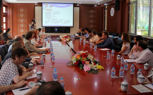 2-北京三帆中学李永康校长向欧盟官员代表介绍学校情况。 2-北京三帆中学李永康校长向欧盟官员代表介绍学校情况。