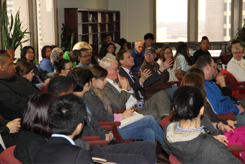 GSU文理学院院长William Long与黄悦教授亲切互动 GSU文理学院院长William Long与黄悦教授亲切互动