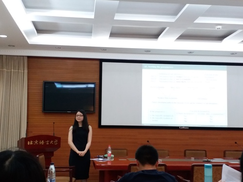 向伊梅研究员在做讲座 向伊梅研究员在做讲座