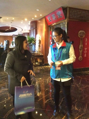 嘉宾与志愿者亲切交谈 嘉宾与志愿者亲切交谈