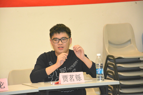 评委进行专业点评  评委进行专业点评