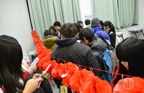 中外学生挑选灯谜 中外学生挑选灯谜