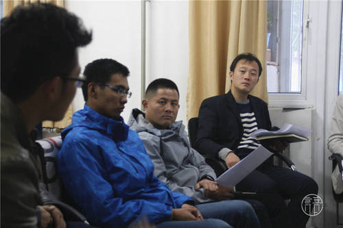 同学们向后勤老师提问 同学们向后勤老师提问