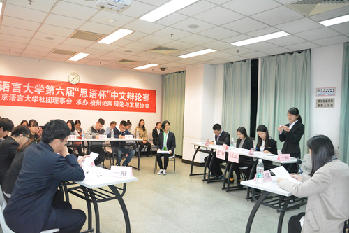 辩手们在赛场上激烈交锋 辩手们在赛场上激烈交锋