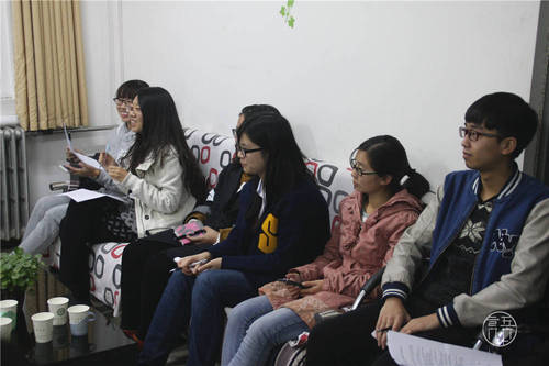 学生代表认真交流 学生代表认真交流