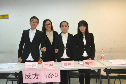 辩手们比赛结束后合影  辩手们比赛结束后合影