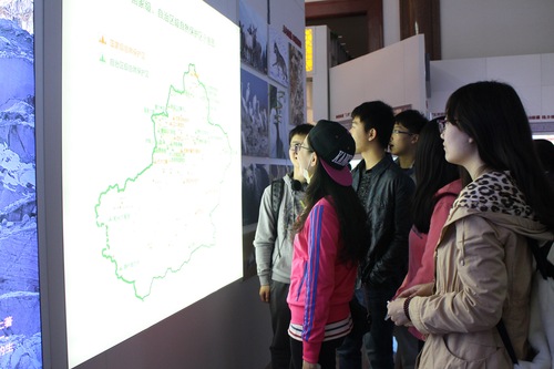 团学干部进行参观 团学干部进行参观