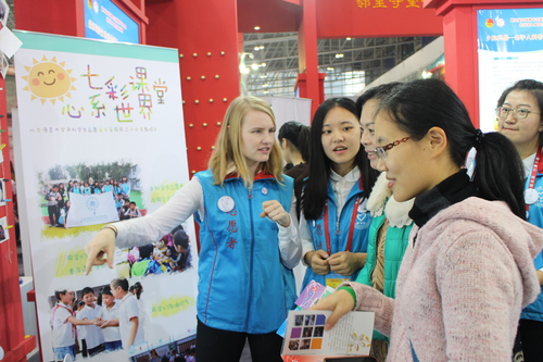 北语国际学生志愿者向参观来宾介绍“七彩课堂” 北语国际学生志愿者向参观来宾介绍“七彩课堂”