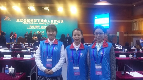 志愿者们在会议现场 志愿者们在会议现场