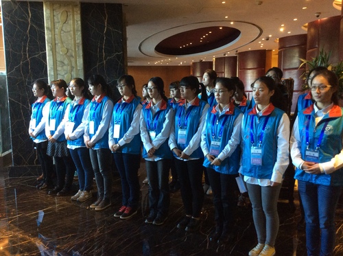 志愿者列队迎接嘉宾 志愿者列队迎接嘉宾