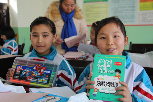 6 孩子们展示收到的礼物