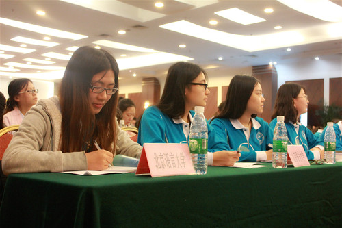 北语志愿者认真参加培训 北语志愿者认真参加培训