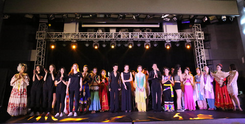 全体表演者上台谢幕 全体表演者上台谢幕