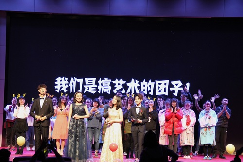 5.2018中外学生艺术团年末汇演合照 5.2018中外学生艺术团年末汇演合照