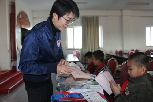 4 我校研支团成员祝佳明为孩子们发放礼物