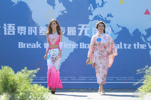 选手在分组展示中风韵十足 选手在分组展示中风韵十足