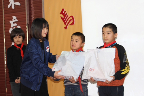 5 我校研支团成员刘洁为孩子们发放礼物