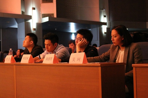 评委观看选手比赛 评委观看选手比赛