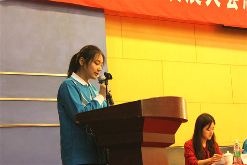 北语志愿者林丹琳作为代表发言 北语志愿者林丹琳作为代表发言