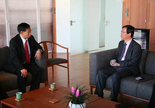 崔希亮校长和彭树成代校长亲切会谈 崔希亮校长和彭树成代校长亲切会谈