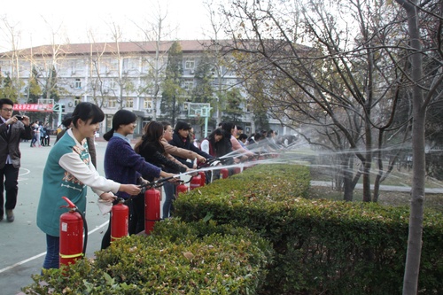 (同学们实际操作灭火器) (同学们实际操作灭火器)