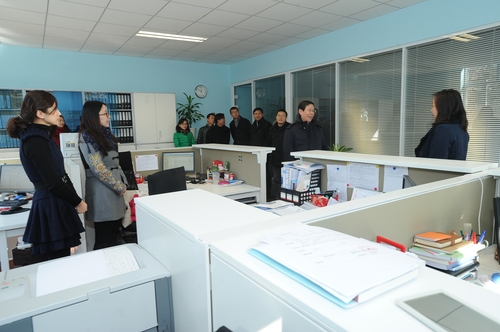 与高翻学院工作人员交谈 与高翻学院工作人员交谈