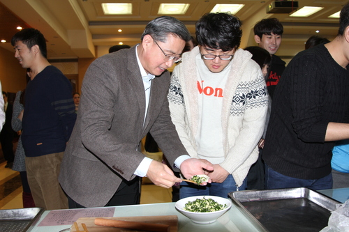 王鲁新书记亲手包饺子 王鲁新书记亲手包饺子
