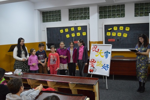 学生用罗马尼亚传统颜色书写汉字“祝大家圣诞快乐” 学生用罗马尼亚传统颜色书写汉字“祝大家圣诞快乐”