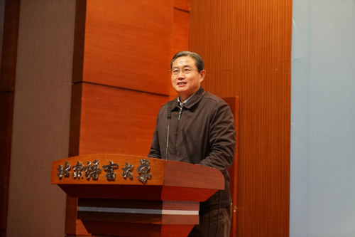 9校党委副书记王鲁新教授发表讲话 9校党委副书记王鲁新教授发表讲话