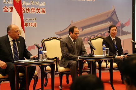 塞西总统、纳比勒部长、崔希亮校长在主席台落座 塞西总统、纳比勒部长、崔希亮校长在主席台落座