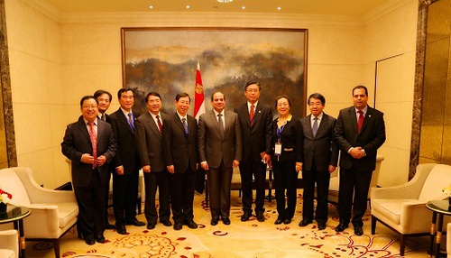 塞西总统与出席会议的部分高校领导和专家合影留念 塞西总统与出席会议的部分高校领导和专家合影留念