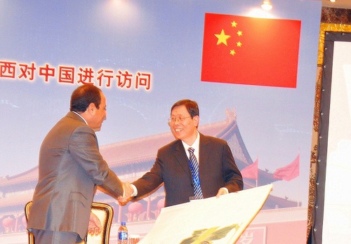 崔希亮校长向塞西总统赠送礼物 崔希亮校长向塞西总统赠送礼物