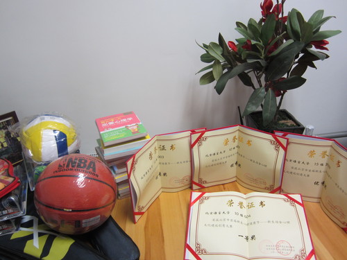3获奖学生宿舍证书及奖品 3获奖学生宿舍证书及奖品