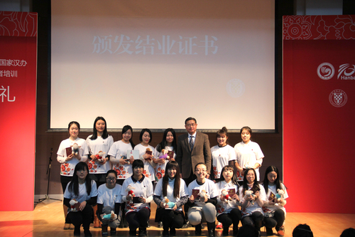 与会嘉宾为优秀志愿者、优秀班级颁奖 与会嘉宾为优秀志愿者、优秀班级颁奖