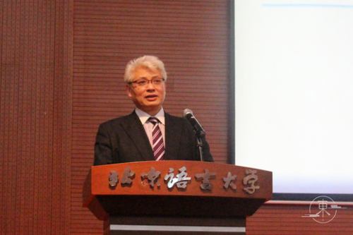 著名旅日社评作家蒋丰先生演讲中 著名旅日社评作家蒋丰先生演讲中